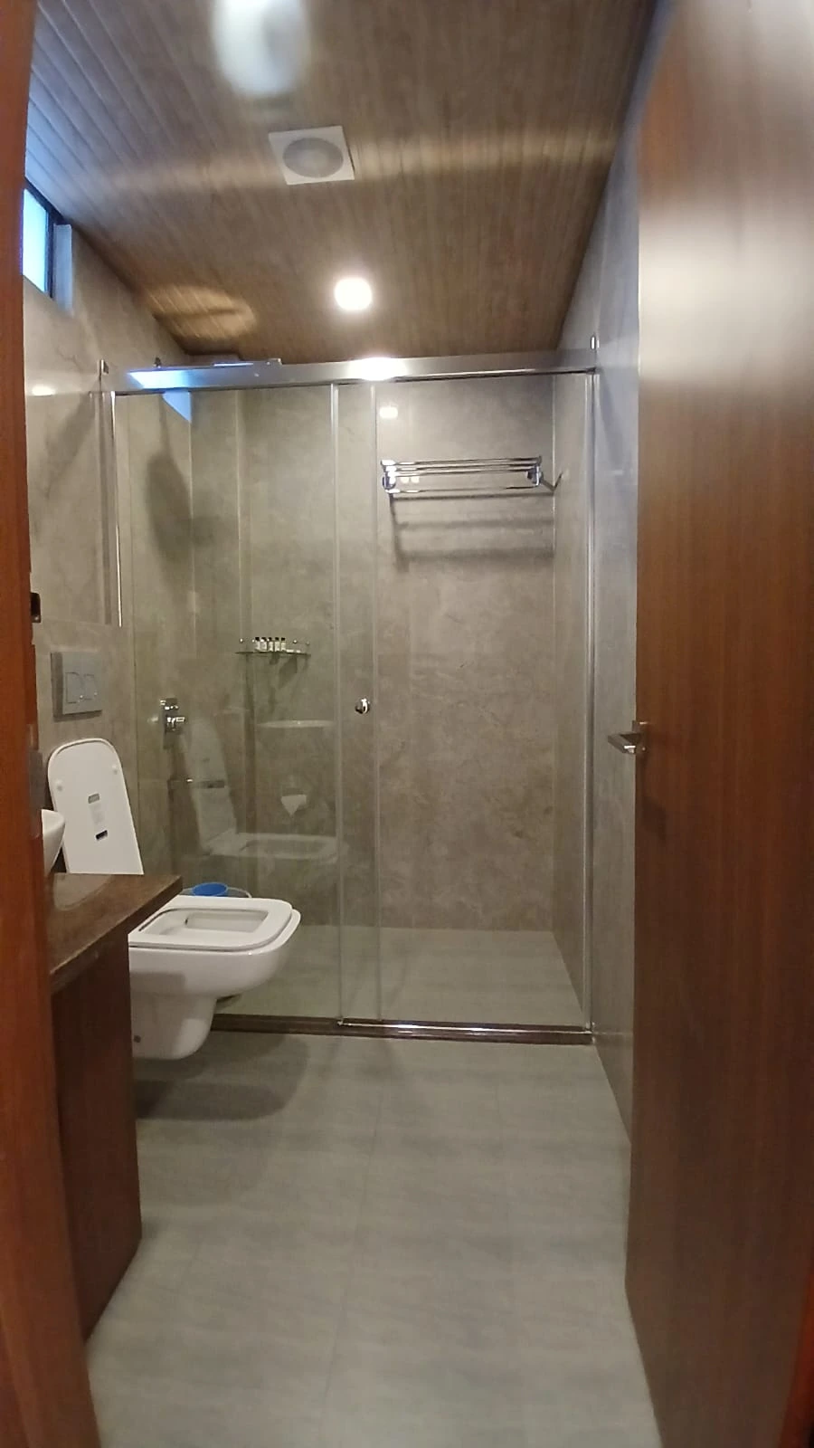 Poolside Premium Twin bathroom with glass shower